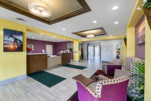 un vestíbulo de un hospital con paredes moradas y amarillas en Quality Inn & Suites Carlsbad Caverns Area, en Carlsbad