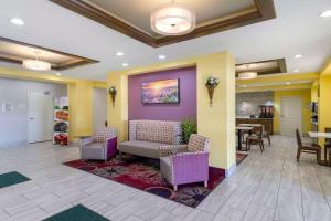 un vestíbulo de un hospital con sillas y mesa en Quality Inn & Suites Carlsbad Caverns Area, en Carlsbad