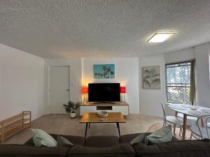 uma sala de estar com um sofá e uma mesa em Meridian Tower Kirra Beach em Gold Coast