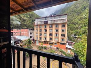 d'un balcon avec vue sur le bâtiment. dans l'établissement Supertramp Hostel Machupicchu, à Machu Picchu
