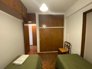 Habitación con 2 camas, mesa y silla en Bonarda II en Mendoza