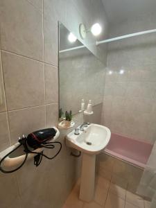y baño con lavabo y ducha con espejo. en Bonarda II en Mendoza