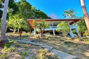 une maison sur la plage avec des palmiers dans l'établissement Breathtaking Sea View house from your BED - 3 min to BEACH, à Koh Samui 