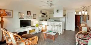 考納卡凱的住宿－Molokai Shores by HI，客厅配有沙发和桌椅