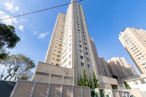 庫里奇巴的住宿－Edifício Milena，一座高大的白色建筑,两座高大的建筑