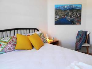 En eller flere senge i et værelse på Hobart character apartment - North View on Argyle