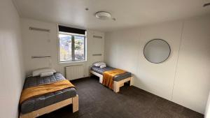 Una cama o camas en una habitación de The Brownston Hostel