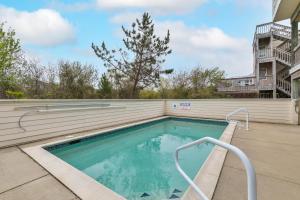 - une piscine sur une terrasse à côté d'un bâtiment dans l'établissement 1798 - Nx2c by Resort Realty, à Corolla