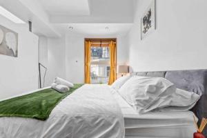 Postel nebo postele na pokoji v ubytování Luxe Living near Piccadilly HY11