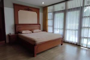 - une chambre avec un lit doté d'une tête de lit en bois et de fenêtres dans l'établissement Serenity on a 1740m² land, à Lembang