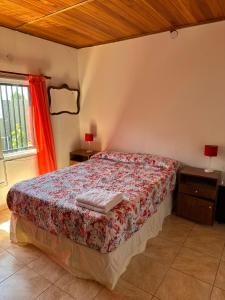 1 dormitorio con cama y ventana en Hostal del sol temporario en Rosario