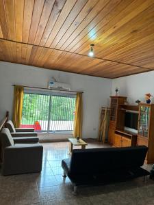 sala de estar con sofá y mesa en Hostal del sol temporario en Rosario