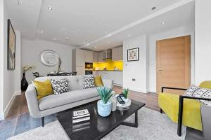 ein Wohnzimmer mit einem Sofa und einem Tisch in der Unterkunft The Wentworth Apartment - Sleeps 4 in London