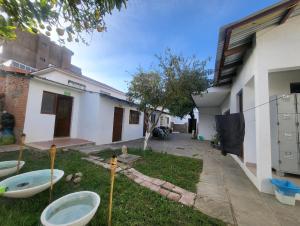 una casa con dos lavabos en el patio en Edén en Tarija