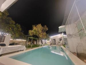 una piscina vacía por la noche en Edén en Tarija