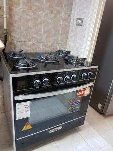 cocina con fogones y horno. en Fabulous Apartment in Sheraton Heliopolis ,5 minutes from Cairo Airport en El Cairo