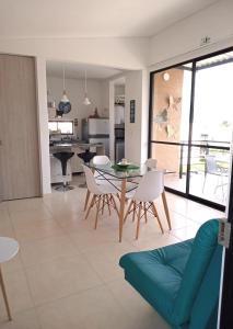 - une salle à manger et un salon avec une table et des chaises dans l'établissement Apartasol Amor y Café, Reserva de la Colina, à La Tebaida