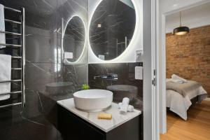 霍巴特Vintage Suite at Saddlers - Embrace a Cafe Lifestyle的浴室里有洗手池和镜子 更多13张照片