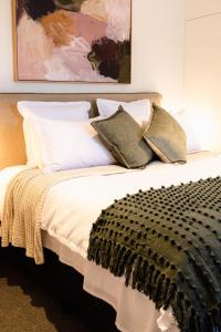 Ένα ή περισσότερα κρεβάτια σε δωμάτιο στο The Rox - Luxe Hobart City Apartment