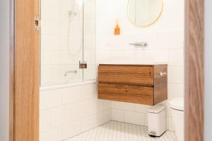 ein Bad mit einem Waschbecken, einer Dusche und einem WC in der Unterkunft The Rox - Luxe Hobart City Apartment in Hobart