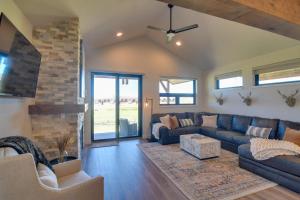 Posezení v ubytování Colorado Home with Hot Tub! Close to Ski Resorts