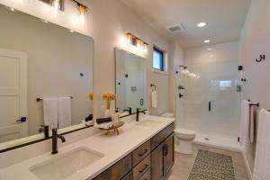 Koupelna v ubytování Colorado Home with Hot Tub! Close to Ski Resorts + 34 fotografií