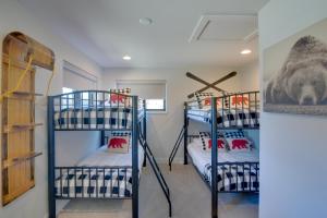 Postel nebo postele na pokoji v ubytování Colorado Home with Hot Tub! Close to Ski Resorts