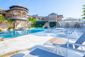 Bazén v ubytování Travellers Beach Resort nebo v jeho okolí