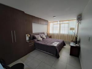 - une petite chambre avec un lit et une fenêtre dans l'établissement Bonarda Mendoza, à Mendoza
