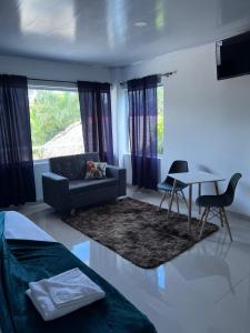 un soggiorno con divano e tavolo di RIOPARK BEACH HOTEL a Yopal