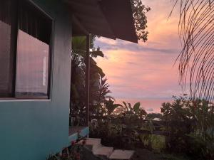 una ventana de una casa con vistas al océano en Casa Jade, en Drake