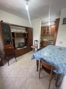 sala de estar con mesa y cocina en Appartament Dukat Albania 2 en Dukat
