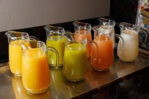 un groupe de différents types de jus dans des bocaux en verre de maçonnerie; dans l'établissement Camino Real Pedregal Mexico, à Mexico