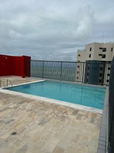 una piscina en la parte superior de un edificio en Flat praia Candeias, Piedade, en Recife