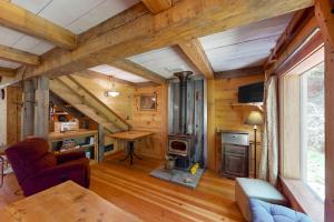 sala de estar con paredes de madera y suelo de madera en The Canopy House, en Clinton