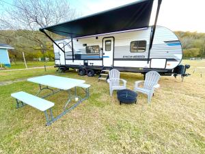 Gallery image of Pet friendly RV Rental - Sleeps 5 - Access to Guadalupe River in New Braunfels