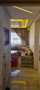 Résidence nahda في أغادير: غرفة معيشة مع سرير ونافذة