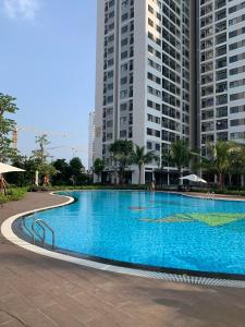 a large swimming pool in front of two tall buildings at Lahomestay 1PN Tiện Nghi Được Khách Yêu Thích in Gò Công