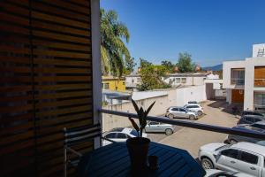 a balcony with a table and a view of a parking lot at Confortable loft deluxe con cochera en Yerba Buena in Yerba Buena