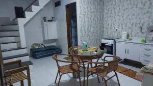 cocina con mesa y sillas en una habitación en Residencial Maria de Lourdes, en Ibicoara