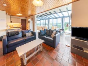 sala de estar con 2 sofás y TV en Cozy holiday home in Malmedy with a beautiful view, en Malmedy