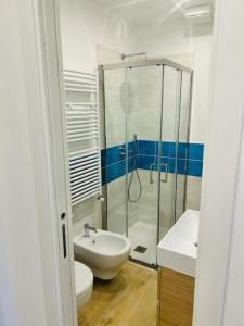 een badkamer met een douche, een wastafel en een toilet bij [Portofino] Terrace & Garden in Rapallo