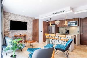 トゥルムにあるCenote & Luxury Condo Studioのリビングルーム(バー、キッチン付)