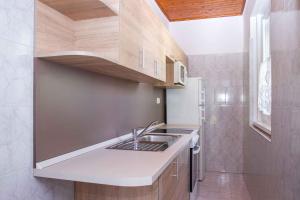 Kuchyň nebo kuchyňský kout v ubytování Holiday home in Balatonmariafürdo 40846