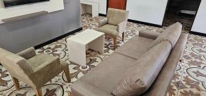 - un salon avec un canapé et deux chaises dans l'établissement Complejo Llay, à La Rioja