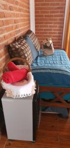 1 cama con almohadas encima de una mesa en Cabaña en El Trapiche Jotita Jota en Trapiche