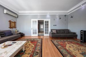 Sala de estar con 2 sofás y mesa en See Suite en Estambul