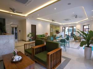 富國的住宿－MIMOSA HOTEL PHÚ QUỐC，大堂,设有桌椅