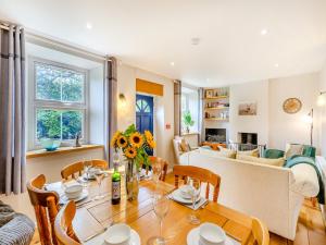 Holly Cottage في Clearwell: غرفة معيشة مع طاولة وكراسي وأريكة