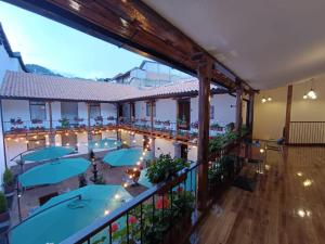 balcone con vista sulla piscina di un hotel di Casona Tobar Hotel a Quito